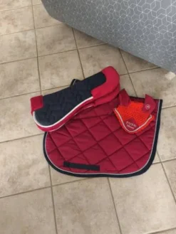 Ensemble rouge tapis, amortisseur et bonnet Tapis De Selle|Tapis De Selle